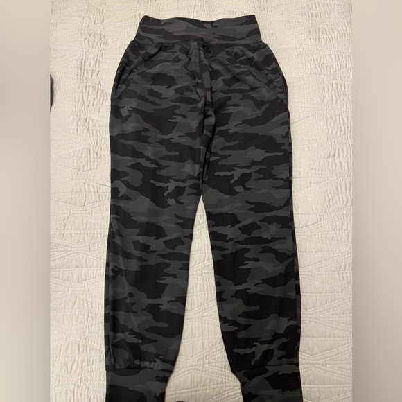 ATHLETA CAMUFLAJE LEGGINGS. Size Small - Picture 1 of 8